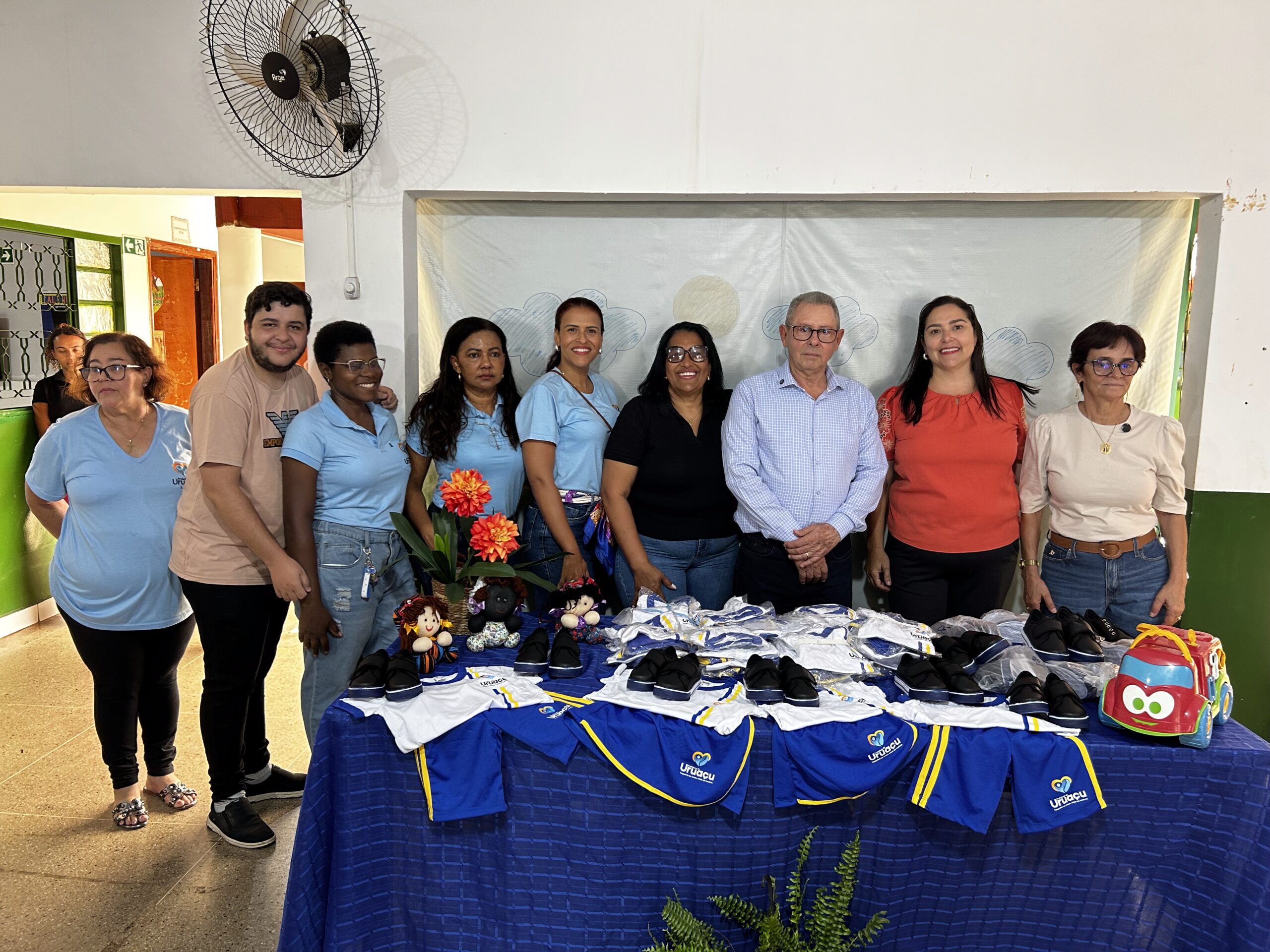 Prefeito visita CMEIs e entrega uniformes e celulares para diretoras